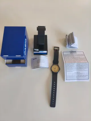 Casio MQ24-9B Reloj Beige y Negro