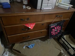 Mueble de madera marrón con cajones