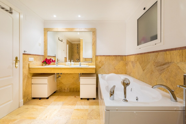 Piso de 2 dormitorios y 2 baños en Benalmádena