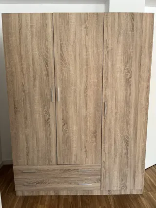 Armario blanco de madera