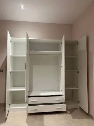 Armario blanco de madera