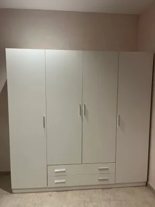 Armario blanco de madera