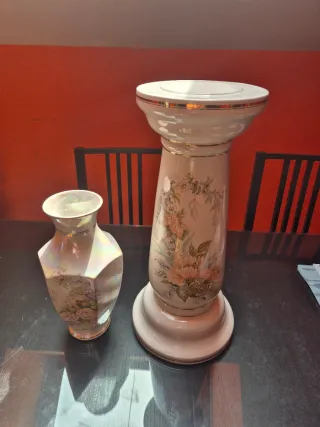 Jarrón y peana de porcelana