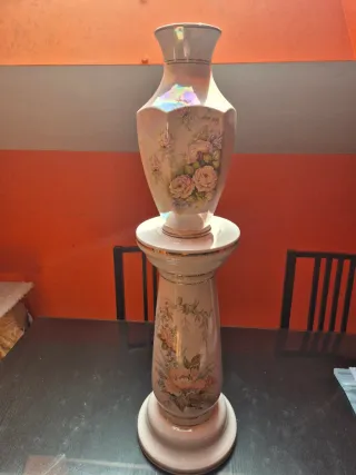 Jarrón y peana de porcelana