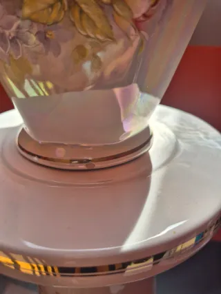 Jarrón y peana de porcelana