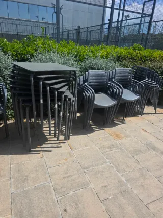 Mesas y sillas bar.