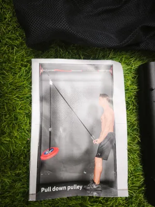 Banco de entrenamiento con mancuernas y polea