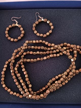 Collar y pendientes dorados