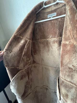 Abrigo largo de pelo beige y marrón