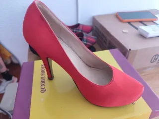 Zapatos de tacón alto rojos con plataforma