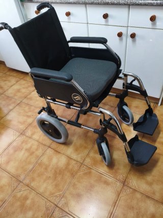 Silla de ruedas plegable ligera