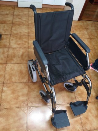 Silla de ruedas plegable ligera