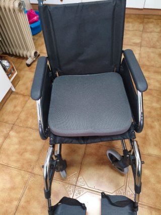 Silla de ruedas plegable ligera