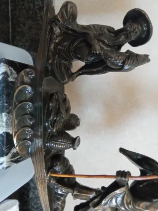 Figura de mármol con escena
