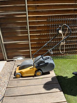 Cortacésped eléctrico amarillo