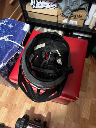 Casco de bicicleta B-PRO rojo y negro