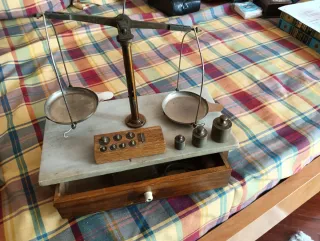 Báscula de precisión antigua con pesas