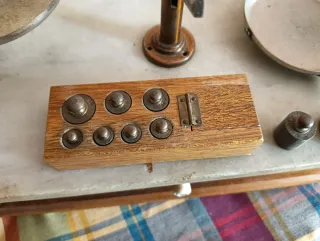 Báscula de precisión antigua con pesas