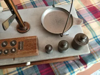 Báscula de precisión antigua con pesas