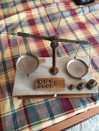Báscula de precisión antigua con pesas