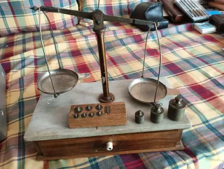 Báscula de precisión antigua con pesas