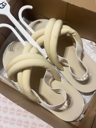 Sandalias UGG Beige y Blancas