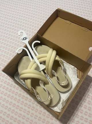Sandalias UGG Beige y Blancas