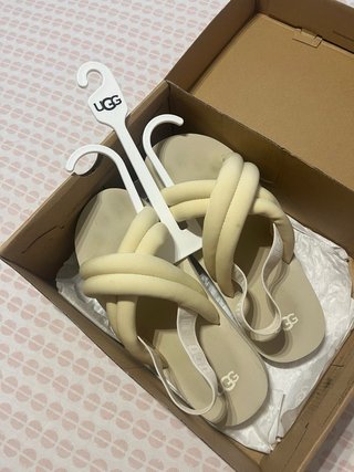 Sandalias UGG Beige y Blancas