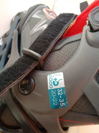 Patines en línea negros y rojos