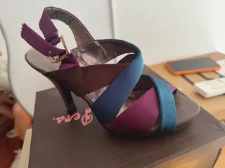 Sandalias de tacón morado y azul.