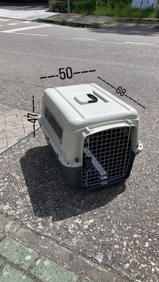 Transportín para perro beige y gris.