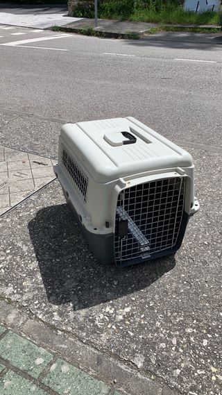Transportín para perro beige y gris.