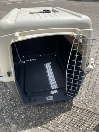 Transportín para perro beige y gris.