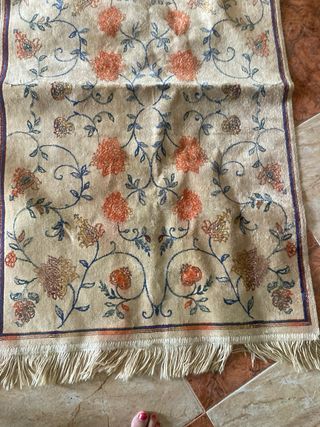 Alfombra decorativa floral beige y roja