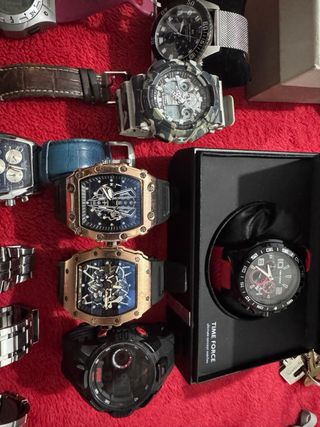 Se venden varios relojes