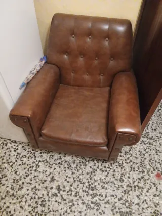 Sillón antiguo de cuero marron