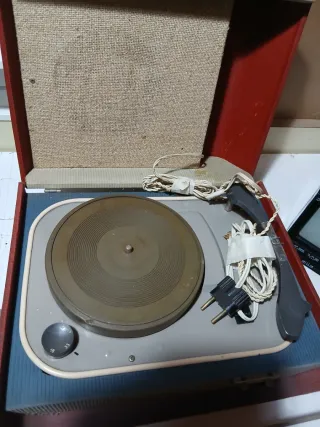 Tocadiscos Antiguos Marrón y Rojo