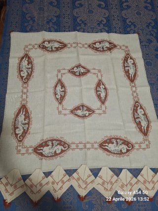 Tovaglietta ricamata a mano punto Assisi