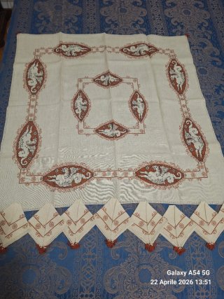 Tovaglietta ricamata a mano punto Assisi