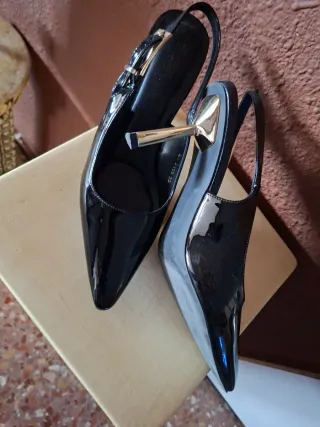 Zapatos charol tacón dorado negros