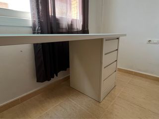 Escritorio blanco con cajonera y cristal