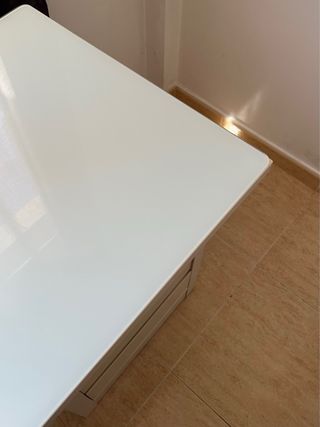 Escritorio blanco con cajonera y cristal
