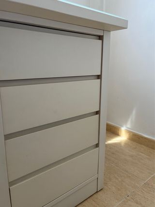 Escritorio blanco con cajonera y cristal