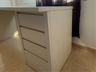 Escritorio blanco con cajonera y cristal