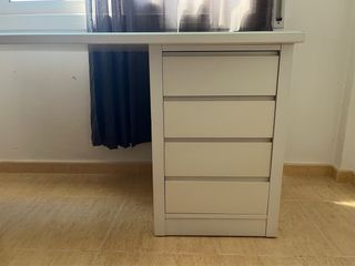 Escritorio blanco con cajonera y cristal