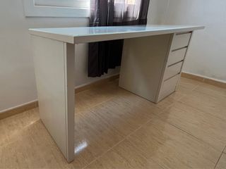 Escritorio blanco con cajonera y cristal