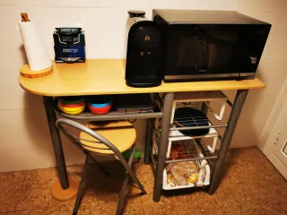 Mesa auxiliar cocina con estantes y 2 taburetes