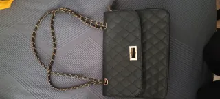 Bolso negro acolchado con cadena