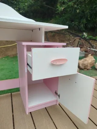 Escritorio infantil blanco y rosa.