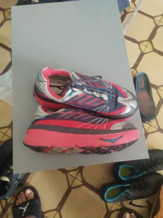 Zapatillas Hoka grises y rojas